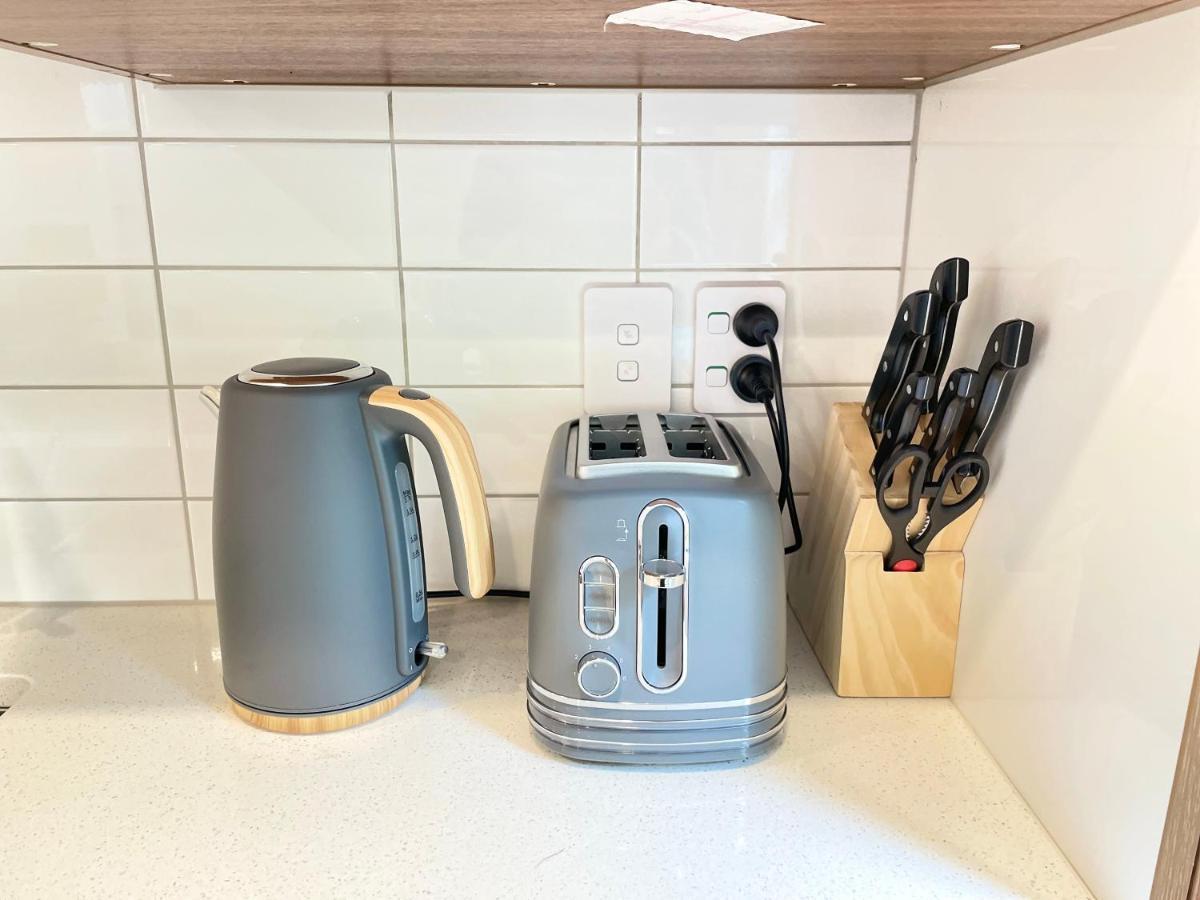 No Party Allowed, Entire Brand New 3 Bedroom Townhouse, Free Unlimited Fibre Wifi And Free Parking Wellington Esterno foto