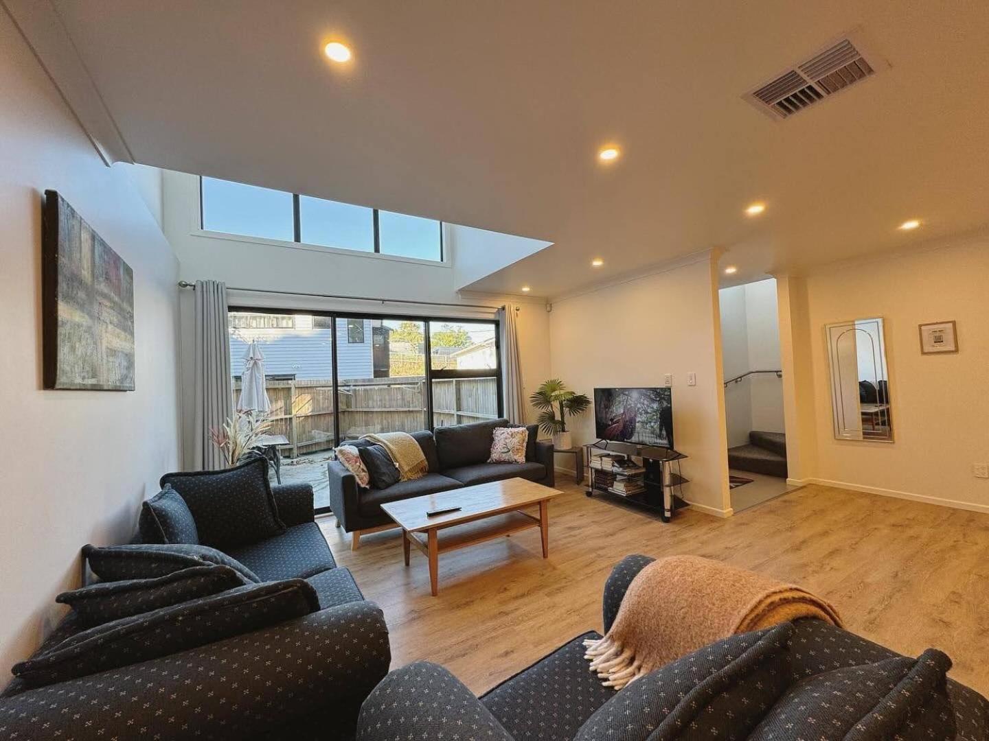 No Party Allowed, Entire Brand New 3 Bedroom Townhouse, Free Unlimited Fibre Wifi And Free Parking Wellington Esterno foto